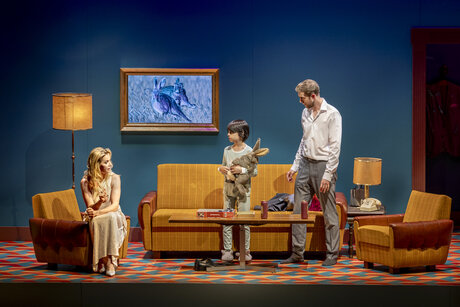 Von heute auf morgen: Mojca Erdmann (Die Frau), Jakob Noggler (Das Kind) & Benjamin Chamandy (Der Mann) | © Birgit Gufler Von heute auf morgen: Mojca Erdmann (Die Frau), Jakob Noggler (Das Kind) & Benjamin Chamandy (Der Mann) | © Birgit Gufler