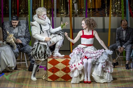 Pagliacci: Aris Argiris (Tonio), Jason Lee (Peppe), Marie Smolka (Nedda) & Chor | © Birgit Gufler