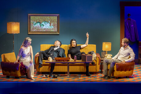 Von heute auf morgen: Mojca Erdmann (Die Frau), Jason Lee (Der Sänger), Anastasia Lerman (Die Freundin) & Benjamin Chamandy (Der Mann) | © Birgit Gufler Von heute auf morgen: Mojca Erdmann (Die Frau), Jason Lee (Der Sänger), Anastasia Lerman (Die Freundin) & Benjamin Chamandy (Der Mann) | © Birgit Gufler