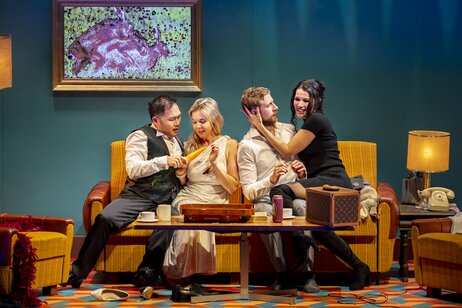 Von heute auf morgen: Jason Lee (Der Sänger), Mojca Erdmannn (Die Frau), Benjamin Chamandy (Der Mann) & Anastasia Lerman (Die Freundin) | © Birgit Gufler
