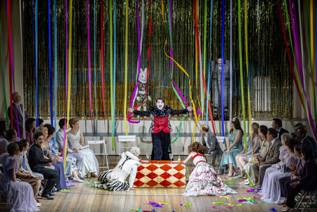 Pagliacci: Jacob Phillips (Silvio), Jason Lee (Peppe), Milo Jaindl (Kind), Xavier Moreno (Canio), Marie Smolka (Nedda) & Chor | © Birgit Gufler Pagliacci: Jacob Phillips (Silvio), Jason Lee (Peppe), Milo Jaindl (Kind), Xavier Moreno (Canio), Marie Smolka (Nedda) & Chor | © Birgit Gufler