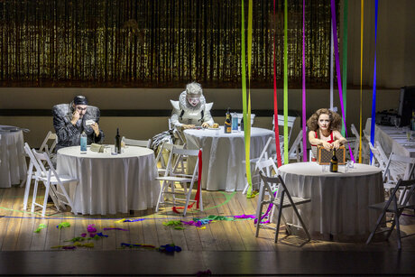 Pagliacci: Aris Argiris (Tonio), Jason Lee (Peppe) & Marie Smolka (Nedda) | © Birgit Gufler Pagliacci: Aris Argiris (Tonio), Jason Lee (Peppe) & Marie Smolka (Nedda) | © Birgit Gufler
