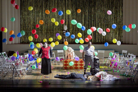 Pagliacci: Xavier Moreno (Canio), Jason Lee (Peppe), Jacob Phillips (Peppe), Aris Argiris (Tonio) & Marie Smolka (Nedda) | © Birgit Gufler Pagliacci: Xavier Moreno (Canio), Jason Lee (Peppe), Jacob Phillips (Peppe), Aris Argiris (Tonio) & Marie Smolka (Nedda) | © Birgit Gufler