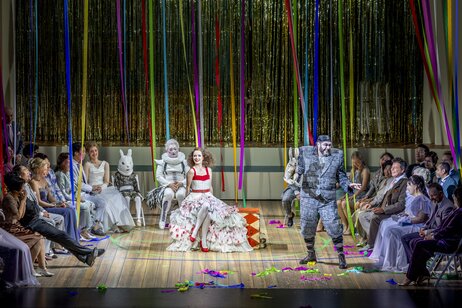 Milo Jaindl (Kind), Jason Lee (Peppe), Marie Smolka (Nedda), Aris Argiris (Tonio) & Chor | © Birgit Gufler