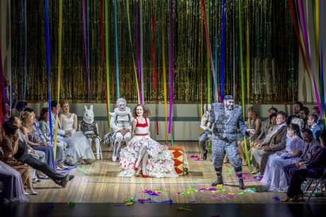 Milo Jaindl (Kind), Jason Lee (Peppe), Marie Smolka (Nedda), Aris Argiris (Tonio) & Chor | © Birgit Gufler Milo Jaindl (Kind), Jason Lee (Peppe), Marie Smolka (Nedda), Aris Argiris (Tonio) & Chor | © Birgit Gufler