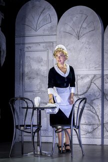 Jennifer Maines (Kellnerin/Gitta Alpár)