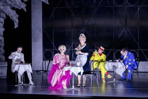 Benjamin Chamandy (Emmerich Kálmán), Anastasia Lerman (Junge Frau im Hotel/Rosy Bársony), Jennifer Maines (Kellnerin/Gitta Alpár), Andrea De Majo (Fritz Rotter), Hansjörg Sofka (Alfred Rotter)