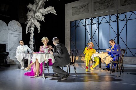 Benjamin Chamandy (Emmerich Kálmán), Anastasia Lerman (Junge Frau im Hotel/Rosy Bársony),Kristoffer Nowak (Paul Abraham), Andrea De Majo (Fritz Rotter), Hansjörg Sofka (Alfred Rotter) | © Birgit Gufler