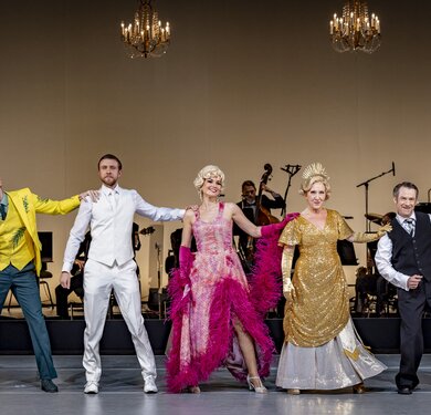 Andrea De Majo (Fritz Rotter), Benjamin Chamandy (Emmerich Kálmán), Anastasia Lerman (Junge Frau im Hotel/Rosy Bársony), Jennifer Maines (Kellnerin/Gitta Alpár), Kristoffer Nowak (Paul Abraham)