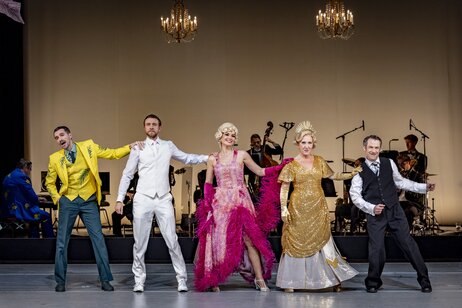 Andrea De Majo (Fritz Rotter), Benjamin Chamandy (Emmerich Kálmán), Anastasia Lerman (Junge Frau im Hotel/Rosy Bársony), Jennifer Maines (Kellnerin/Gitta Alpár), Kristoffer Nowak (Paul Abraham) | © Birgit Gufler