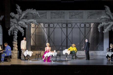 Hansjörg Sofka (Alfred Rotter), Benjamin Chamandy (Emmerich Kálmán), Anastasia Lerman (Junge Frau im Hotel/Rosy Bársony), Andrea De Majo (Fritz Rotter), Kristoffer Nowak (Paul Abraham), Jennifer Maines (Kellnerin/Gitta Alpár) | © Birgit Gufler
