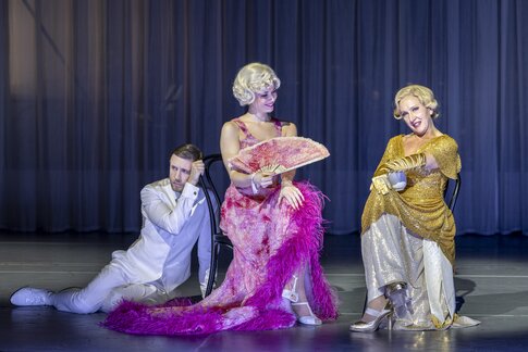 Benjamin Chamandy (Emmerich Kálmán), Anastasia Lerman (Junge Frau im Hotel/Rosy Bársony), Jennifer Maines (Kellnerin/Gitta Alpár)