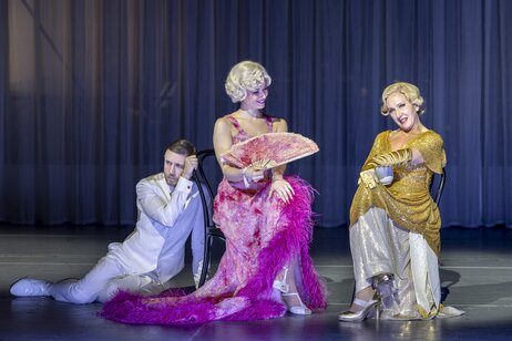 Benjamin Chamandy (Emmerich Kálmán), Anastasia Lerman (Junge Frau im Hotel/Rosy Bársony), Jennifer Maines (Kellnerin/Gitta Alpár) | © Birgit Gufler