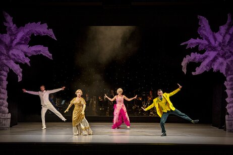 Benjamin Chamandy (Emmerich Kálmán), Jennifer Maines (Kellnerin/Gitta Alpár), Anastasia Lerman (Junge Frau im Hotel/Rosy Bársony), Andrea De Majo (Fritz Rotter) | © Birgit Gufler