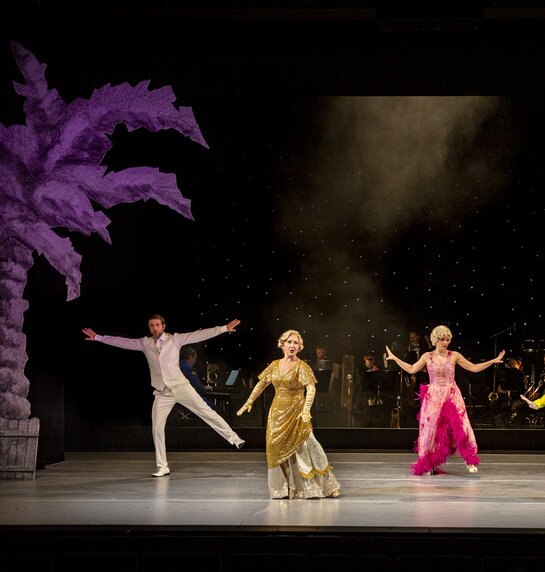 Benjamin Chamandy (Emmerich Kálmán), Jennifer Maines (Kellnerin/Gitta Alpár), Anastasia Lerman (Junge Frau im Hotel/Rosy Bársony), Andrea De Majo (Fritz Rotter) | © Birgit Gufler
