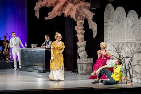Benjamin Chamandy (Emmerich Kálmán), Kristoffer Nowak (Paul Abraham), Jennifer Maines (Kellnerin/Gitta Alpár), Anastasia Lerman (Junge Frau im Hotel/Rosy Bársony), Andrea De Majo (Fritz Rotter) | © Birgit Gufler