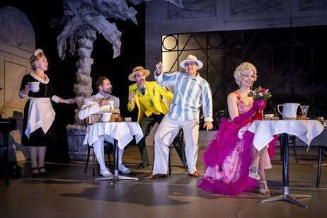 Jennifer Maines (Kellnerin/Gitta Alpár), Benjamin Chamandy (Emmerich Kálmán), Andrea De Majo (Fritz Rotter), Jakob Nistler (Fritz Löhner-Beda), Anastasia Lerman (Junge Frau im Hotel/Rosy Bársony) | © Birgit Gufler