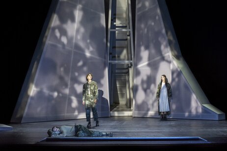 Florian Granzner (Peter, liegend), Tommy Fischnaller-Wachtler (Eben), Julia Posch (Agnes) | © Birgit Gufler