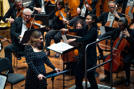 Mezzosopran Bella Adamova, Dirigentin Tianyi Lu, Tiroler Symphonieorchester Innsbruck | © WE FEEL
