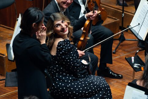 Dirigentin Tianyi Lu, Mezzosopran Bella Adamova