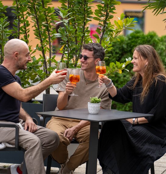 Pasquale di Filippo, Andrea De Majo und Irene Girkinger beim spätsommerlichen Aperitivo | © Raphael Gutleben