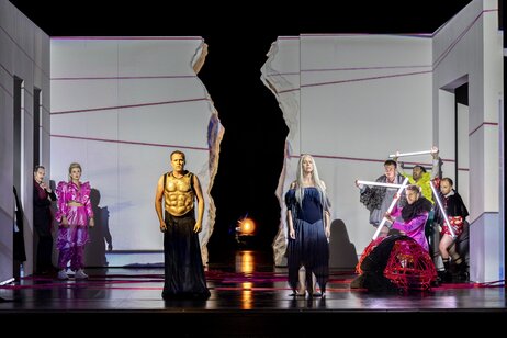 Christoph Kail (Der Haushofmeister), Annina Wachter (Zerbinetta), Florian Stern (Bacchus), Anna Gabler (Ariadne), Oliver Sailer (Truffaldin), Benjamin Chamandy (Harlekin), Jason Lee (Brighella), William Blake (Scaramuccio) | © Birgit Gufler