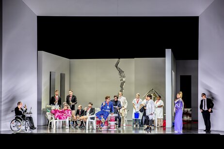 Christoph Kail (Der Haushofmeister), Benjamin Chamandy (Harlekin), Annina Wachter (Zerbinetta), Oliver Sailer (Truffaldin), William Blake (Scaramuccio), Jason Lee (Brighella), Jakob Nistler (Der Tanzmeister), Jacob Phillips (Der Musiklehrer), Florian Stern (Bacchus), Anastasia Lerman (Echo), Hazel Neighbour (Najade), Camilla Lehmeier (Der Komponist), Abongile Fumba (Dryade), Anna Gabler (Ariadne), Qi Wang (Ein Lakai) | © Birgit Gufler