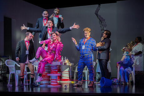 William Blake (Scaramuccio), Jason Lee (Brighella), Oliver Sailer (Truffaldin), Annina Wachter (Zerbinetta), Benjamin Chamandy (Harlekin), Jakob Nistler (Tanzmeister), Jacob Phillips (Musiklehrer) und Ensemble | © Toni Suter William Blake (Scaramuccio), Jason Lee (Brighella), Oliver Sailer (Truffaldin), Annina Wachter (Zerbinetta), Benjamin Chamandy (Harlekin), Jakob Nistler (Tanzmeister), Jacob Phillips (Musiklehrer) und Ensemble | © Toni Suter