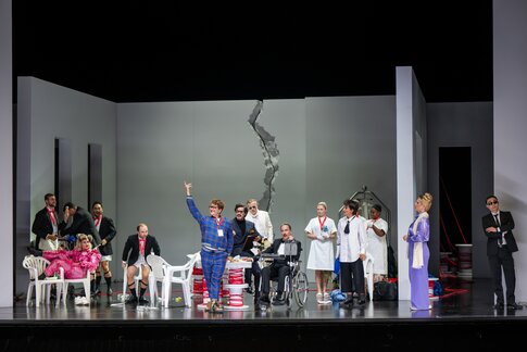 Benjamin Chamandy (Harlekin), Oliver Sailer (Truffaldin), Annina Wachter (Zerbinetta), Jason Lee (Brighella), William Blake (Scaramuccio), Jakob Nistler (Tanzmeister), Jacob Phillips (Musiklehrer), Florian Stern (Tenor), Christoph Kail (Haushofmeister), Hazel Neighbour (Najade), Camilla Lehmeier (Komponist), Abongile Fumba (Dryade), Anna Gabler (Primadonna), Qi Wang (Lakai)
