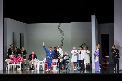 Benjamin Chamandy (Harlekin), Oliver Sailer (Truffaldin), Annina Wachter (Zerbinetta), Jason Lee (Brighella), William Blake (Scaramuccio), Jakob Nistler (Tanzmeister), Jacob Phillips (Musiklehrer), Florian Stern (Tenor), Christoph Kail (Haushofmeister), Hazel Neighbour (Najade), Camilla Lehmeier (Komponist), Abongile Fumba (Dryade), Anna Gabler (Primadonna), Qi Wang (Lakai)
