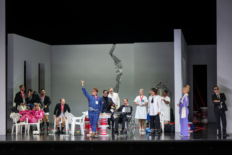 Benjamin Chamandy (Harlekin), Oliver Sailer (Truffaldin), Annina Wachter (Zerbinetta), Jason Lee (Brighella), William Blake (Scaramuccio), Jakob Nistler (Tanzmeister), Jacob Phillips (Musiklehrer), Florian Stern (Tenor), Christoph Kail (Haushofmeister), Hazel Neighbour (Najade), Camilla Lehmeier (Komponist), Abongile Fumba (Dryade), Anna Gabler (Primadonna), Qi Wang (Lakai) | © Toni Suter