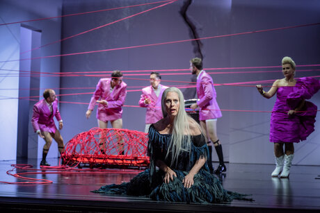 William Blake (Scaramuccio), Oliver Sailer (Truffaldin), Jason Lee (Brighella), Anna Gabler (Ariadne), Benjamin Chamandy (Harlekin), Annina Wachter (Zerbinetta) | © Toni Suter William Blake (Scaramuccio), Oliver Sailer (Truffaldin), Jason Lee (Brighella), Anna Gabler (Ariadne), Benjamin Chamandy (Harlekin), Annina Wachter (Zerbinetta) | © Toni Suter