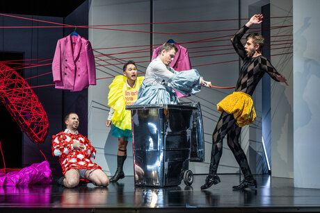 William Blake (Scaramuccio), Jason Lee (Brighella), Oliver Sailer (Truffaldin), Benjamin Chamandy (Harlekin) | © Toni Suter William Blake (Scaramuccio), Jason Lee (Brighella), Oliver Sailer (Truffaldin), Benjamin Chamandy (Harlekin) | © Toni Suter