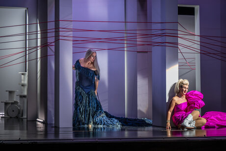 Anna Gabler (Ariadne), Annina Wachter (Zerbinetta) | © Toni Suter