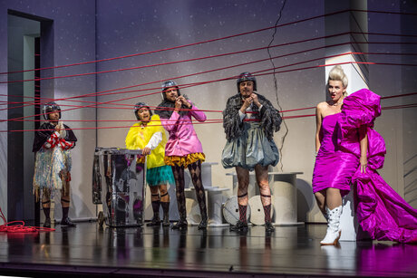 William Blake (Scaramuccio), Jason Lee (Brighella), Benjamin Chamandy (Harlekin), Oliver Sailer (Truffaldin), Annina Wachter (Zerbinetta) | © Toni Suter William Blake (Scaramuccio), Jason Lee (Brighella), Benjamin Chamandy (Harlekin), Oliver Sailer (Truffaldin), Annina Wachter (Zerbinetta) | © Toni Suter