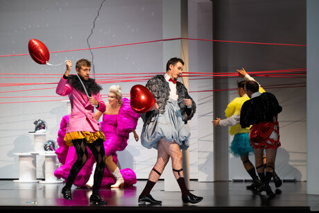 Benjamin Chamandy (Harlekin), Annina Wachter (Zerbinetta), Oliver Sailer (Truffaldin), Jason Lee (Brighella), William Blake (Scaramuccio) | © Toni Suter Benjamin Chamandy (Harlekin), Annina Wachter (Zerbinetta), Oliver Sailer (Truffaldin), Jason Lee (Brighella), William Blake (Scaramuccio) | © Toni Suter