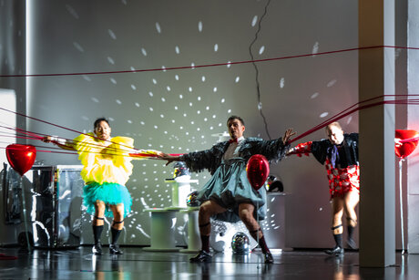 Jason Lee (Brighella), Oliver Sailer (Truffaldin), William Blake (Scaramuccio) | © Toni Suter Jason Lee (Brighella), Oliver Sailer (Truffaldin), William Blake (Scaramuccio) | © Toni Suter