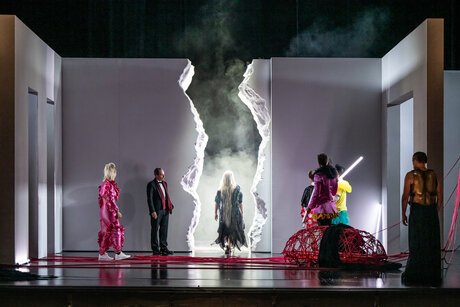 Annina Wachter (Zerbinetta), Christoph Kail (Haushofmeister), Anna Gabler (Ariadne), William Blake (Scaramuccio), Benjamin Chamandy (Harlekin), Oliver Sailer (Truffaldin), Jason Lee (Brighella), Florian Stern (Bacchus) | © Toni Suter