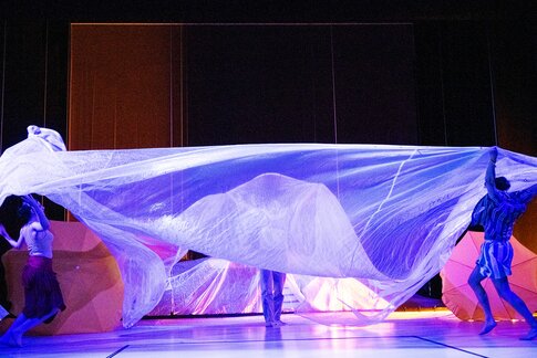 Laetitia Toursarkissian (Miranda), Patrick Ljuboja (Caliban), Tommy Fischnaller-Wachtler (Ferdinand)