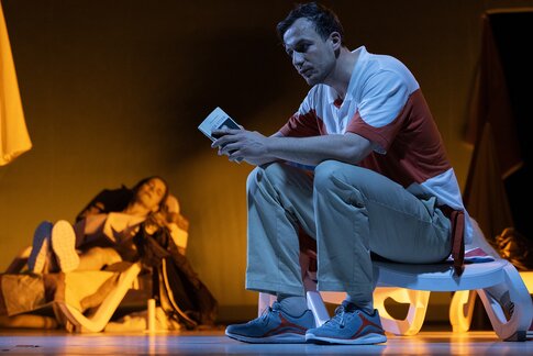 Marie-Therese Futterknecht (Aloisia), Patrick Ljuboja (Caliban)