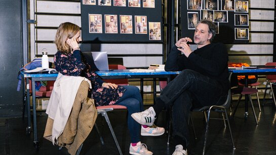 Co-Direktorin Schauspiel und Dramaturgin Elisabeth Schack spricht mit Regisseur Dominique Schnizer über die anstehende Nestroy-Aufführung.