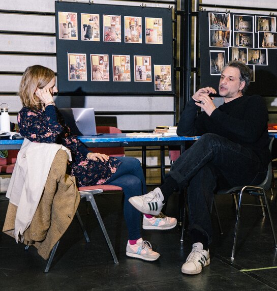 Co-Direktorin Schauspiel und Dramaturgin Elisabeth Schack spricht mit Regisseur Dominique Schnizer über die anstehende Nestroy-Aufführung. | © Leon Arevalo Co-Direktorin Schauspiel und Dramaturgin Elisabeth Schack spricht mit Regisseur Dominique Schnizer über die anstehende Nestroy-Aufführung. | © Leon Arevalo
