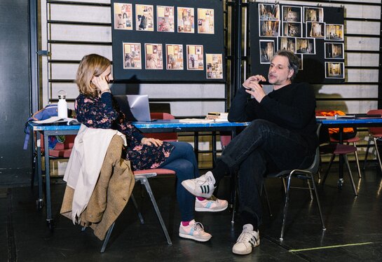 Co-Direktorin Schauspiel und Dramaturgin Elisabeth Schack spricht mit Regisseur Dominique Schnizer über die anstehende Nestroy-Aufführung.