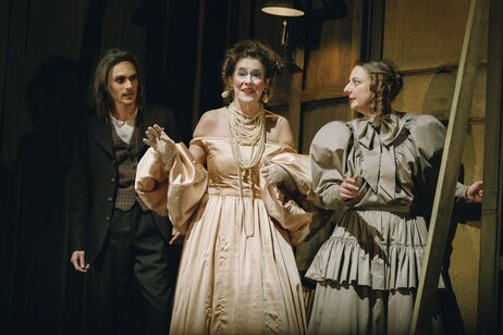Florian Granzner (Titus Feuerfuchs), Marie-Therese Futterknecht (Frau von Cypressenburg), Marion Reiser (Constantia)