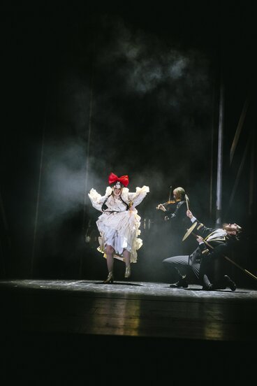 Laetitia Toursarkissian (Emma), Eleonora Golubkowa (Musikerin), Tommy Fischnaller-Wachtler (Georg)