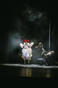 Laetitia Toursarkissian (Emma), Eleonora Golubkowa (Musikerin), Tommy Fischnaller-Wachtler (Georg) | © Marcella Ruiz Cruz