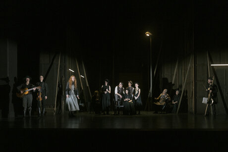 Medina Rekic, Eleonora Golubkowa (Musikerinnen), Julia Posch (Salome), Kristoffer Nowak (Hans), Victoria Schiffer (Bauernmädchen), Tommy Fischnaller-Wachtler (Christoph), Laetitia Toursarkissian (Hannerl), Carlos la Cruz (Bauernbursche), Valentina Wackerle (Bauernmädchen), Peter Lechner (Bauer), Irene Licha (Bäurin) | © Marcella Ruiz Cruz