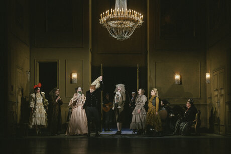 Laetitia Toursarkissian (Emma), Kristoffer Nowak (Herr von Platt), Marie-Therese Futterknecht (Frau von Cypressenburg), Florian Granzner (Titus Feuerfuchs), Medina Rekic (Musikerin), Tommy Fischnaller-Wachtler (Monsieur Marquis), Eleonora Golubkowa (Musikerin), Marion Reiser (Contantia), Ulrike Lasta (Flora Baumscheer), Valentina Wackerle (Dame), Irene Licha (Dame), Maria Kröll (Dame) | © Marcella Ruiz Cruz