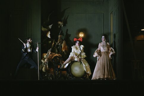 Tommy Fischnaller-Wachtler (Georg), Laetitia Toursarkissian (Emma), Marie-Therese Futterknecht (Frau von Cypressenburg)