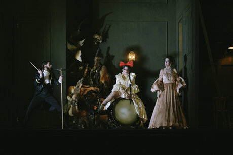 Tommy Fischnaller-Wachtler (Georg), Laetitia Toursarkissian (Emma), Marie-Therese Futterknecht (Frau von Cypressenburg) | © Marcella Ruiz Cruz